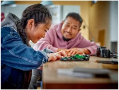 77245 Aston Martin Aramco F1® AMR24 racewagen