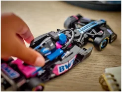 77248 BWT Alpine F1® Team A524 racewagen