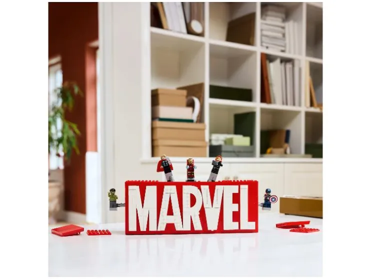 76313 MARVEL logo en minifiguren