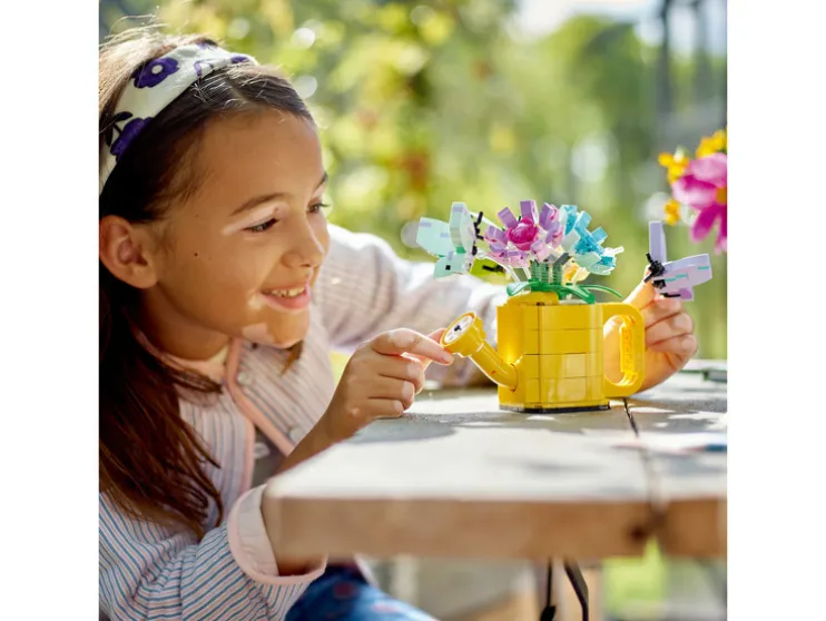 Bloemen in gieter 31149