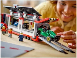 F1® truck met RB20 en AMR24 F1® auto's 60445