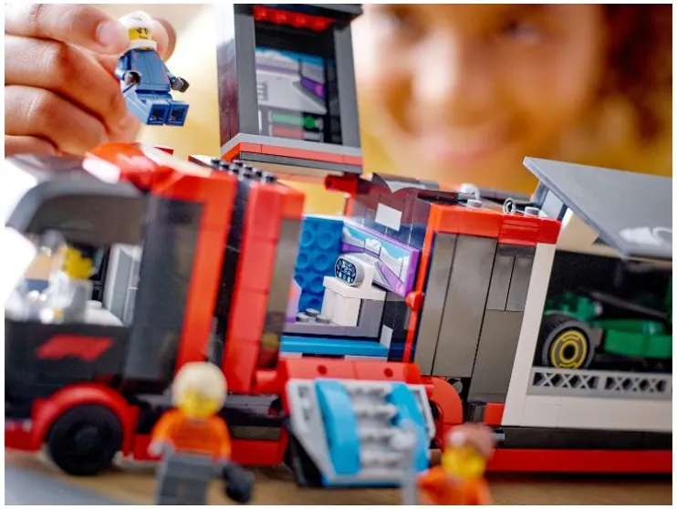 F1® truck met RB20 en AMR24 F1® auto's 60445