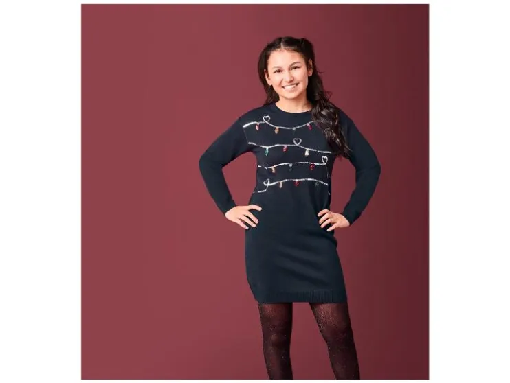 Feestelijk gebreid meisjesjurkje